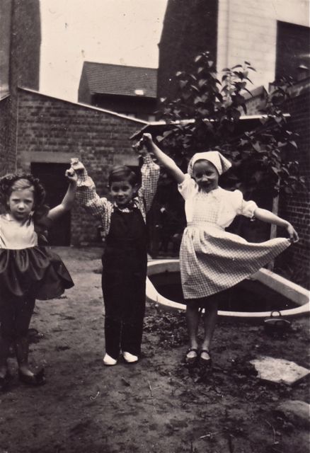 We hadden de bedoeling om met ons 'Uniek dansende kindertrio' een Europese toer te maken maar daar heeft ons buurmeisje een flinke stok voorgestoken.